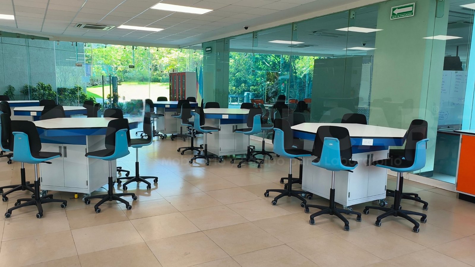 Mesa escolar hexagonal