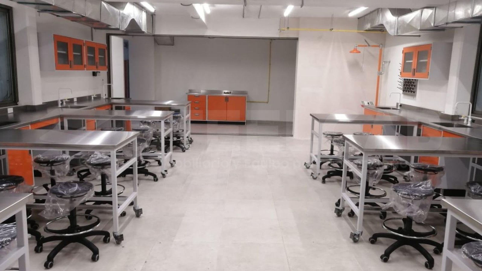mesa estructural con cubierta de acero