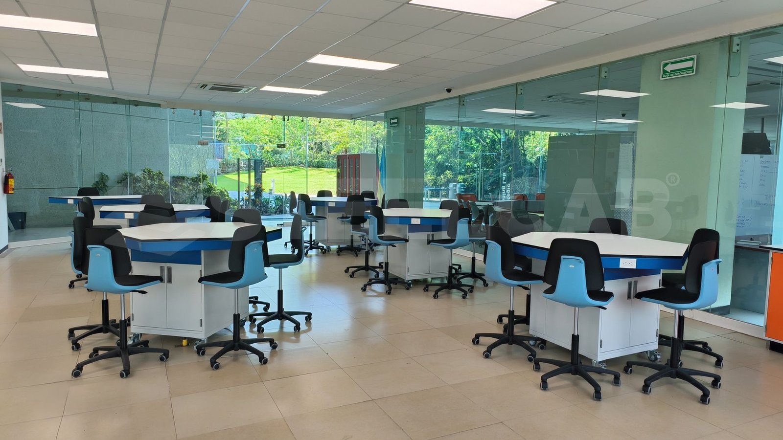 Laboratorio escolar hexagonal