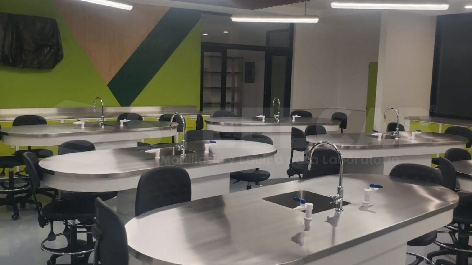 Mesa ovalada para laboratorio escolar