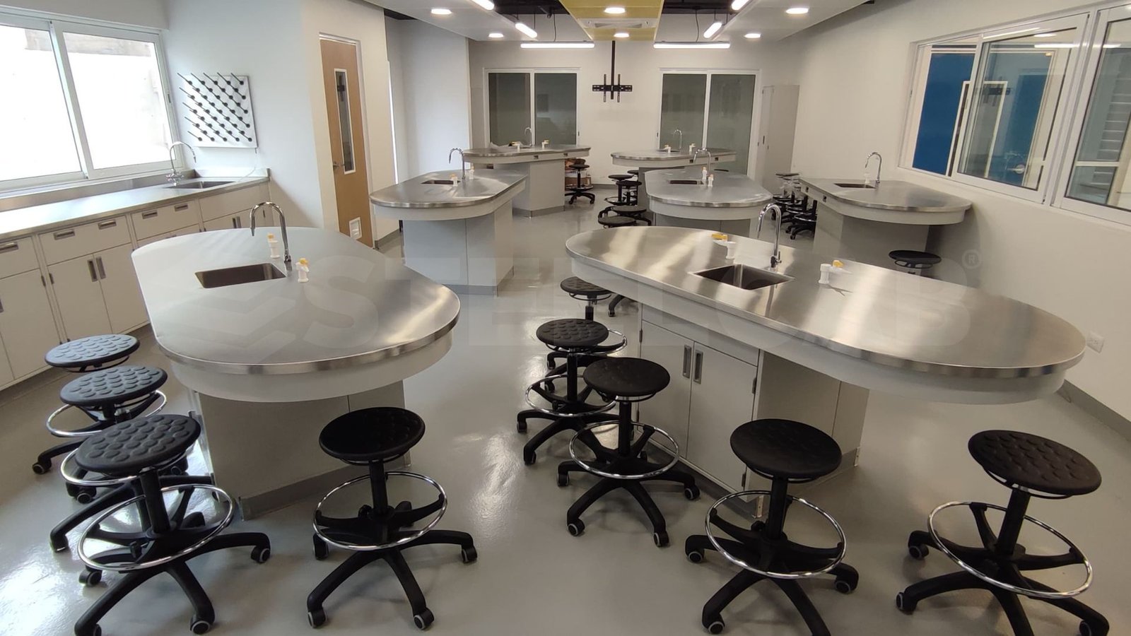 Mesa de laboratorio ovalada