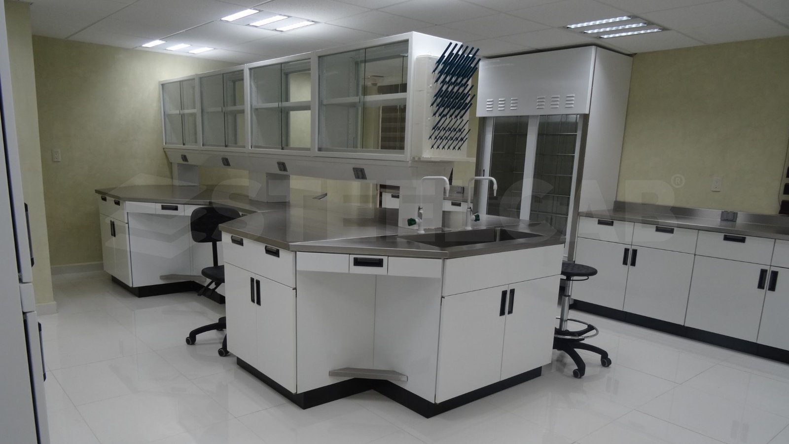 Mesa de laboratorio con tarja