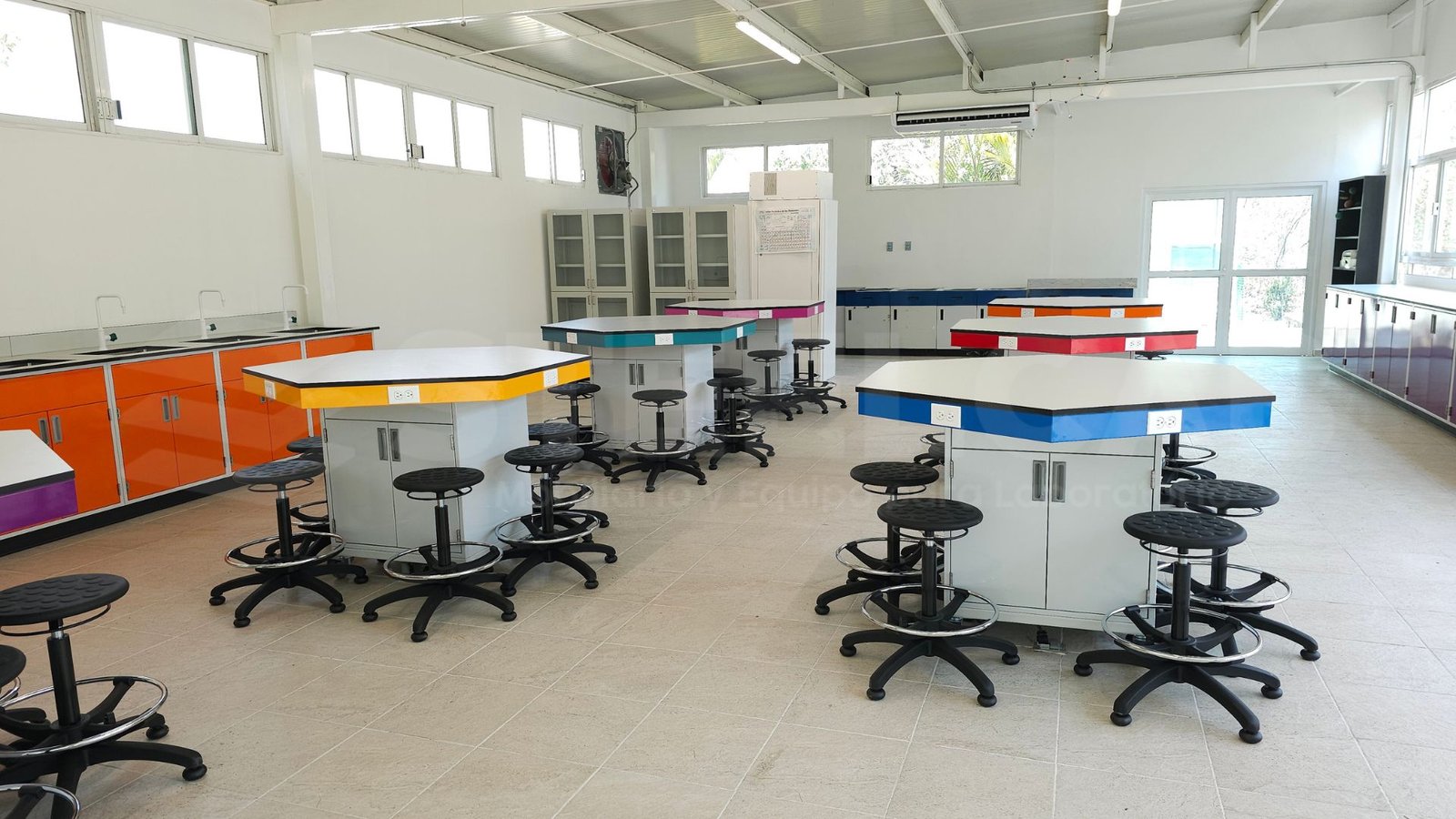 Mesa escolar hexagonal