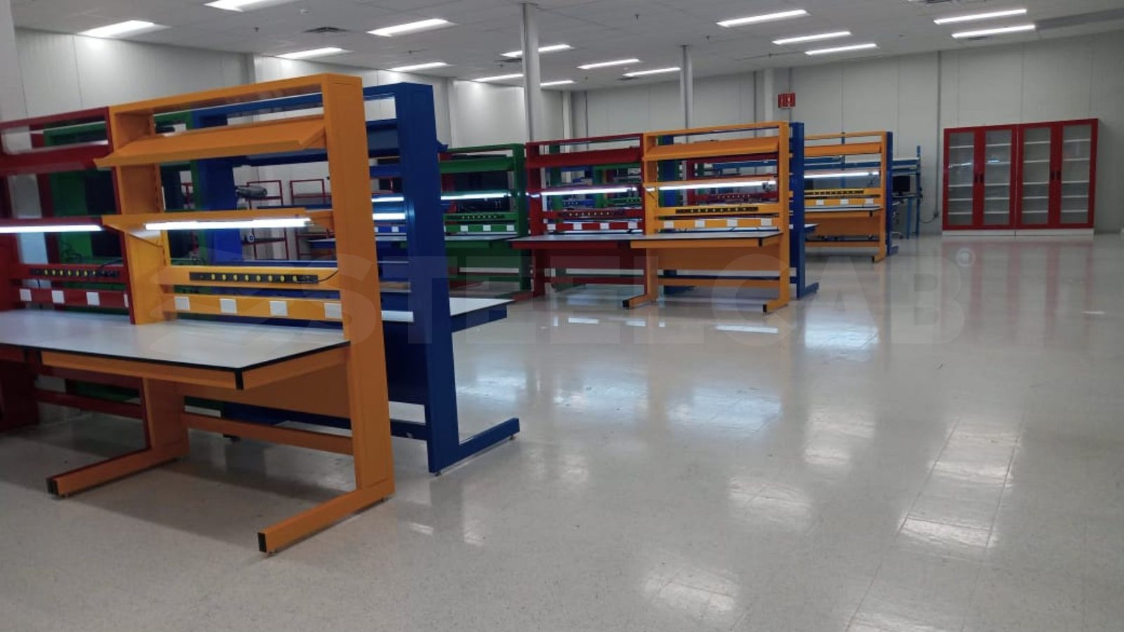 Mesa estructural con servicios y repisas