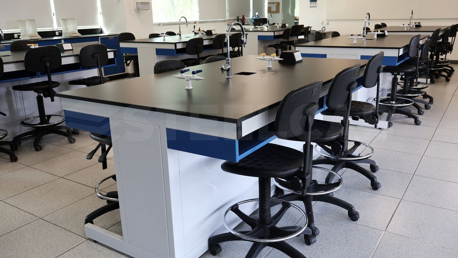 Mesa con papelera para laboratorio