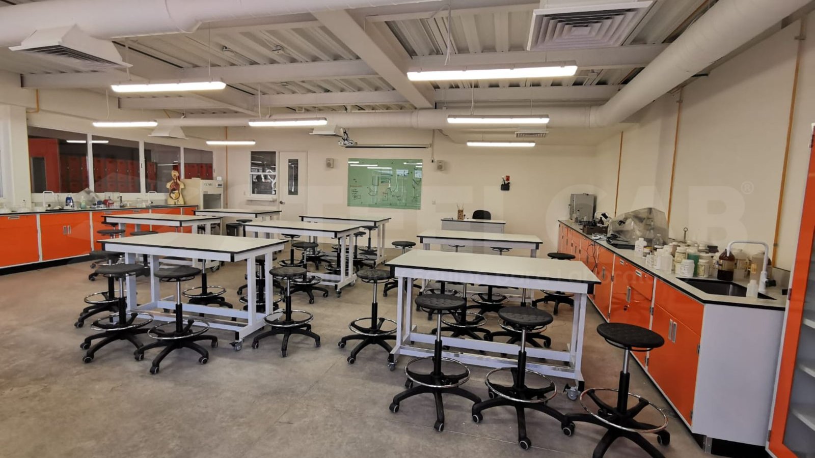 mesa estructural con cubierta de acero