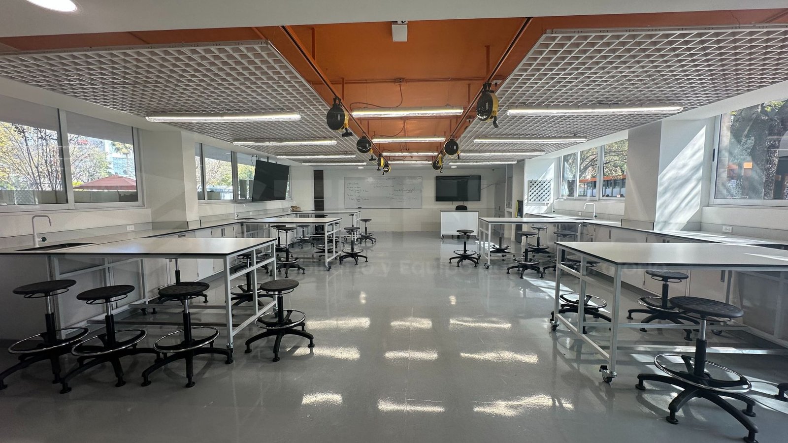 mesa estructural con cubierta de acero